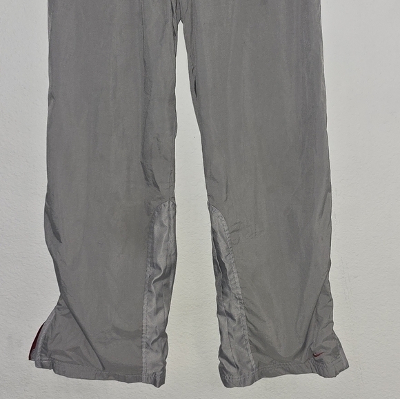 Nike Wind Breaker Pants Women Sz 4-6 Gray Hem Side Zippers Athleisure - Picture 3 of 15